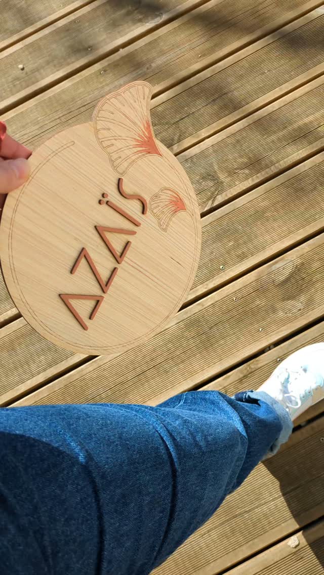 Ça part d'un SOS envoyé via Insta à @azais.artisane
J'avais un bracelet que je ne portais plus depuis des années et qui a une énorme valeur sentimentale !
Je suis allée la voir un samedi et elle a eu la merveilleuse idée de resserrer une de ses jolies perles (qu'elle venait de fabriquer de ses mains de fée) sur la zone cassée pour renforcer le bracelet.
Et la magie a opéré, depuis je le porte tous les jours comme avant ❤️
Pour la remercier, je lui ai fabriqué une plaque signalétique pour son atelier 💜💜
Ce merveilleux endroit, riche de créativité et d'authenticité 😍
Merci la vie !