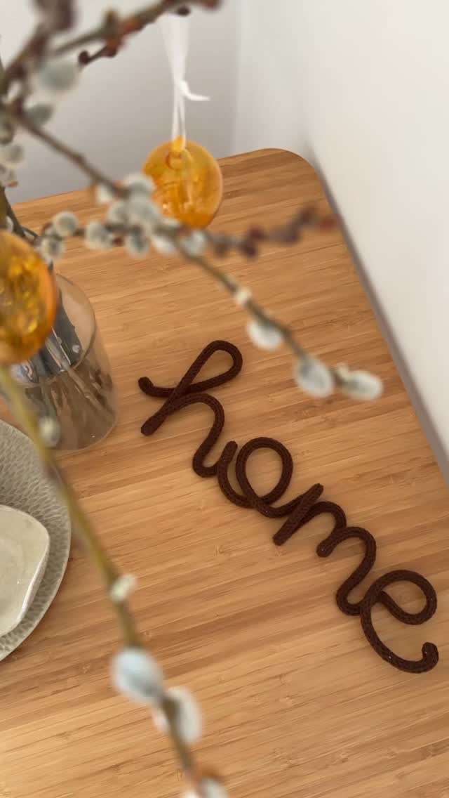 “Home” hledá domov🥹 Tato pletená dekorace je připravena stát se součástí útulného interiéru.
Kam by se vám nejlépe hodila?