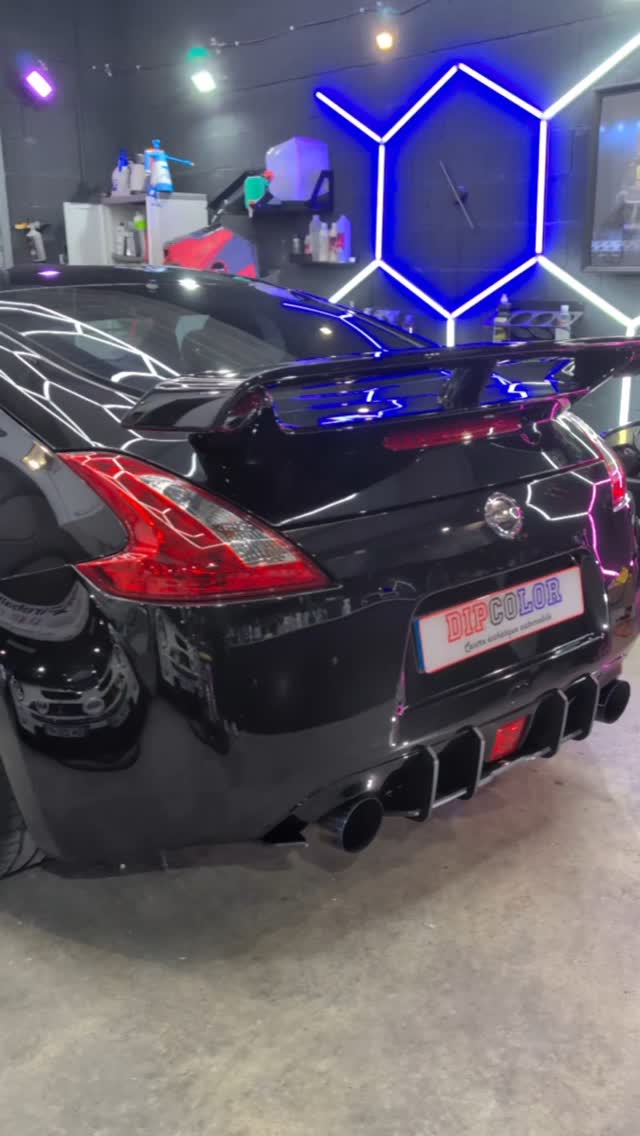 Detailing complet sur cette Nissan 370 Z
Préparation :
- Prélavage
- Lavage
- Décontamination chimique et mécanique
- Séchage et masquage
Correction :
- Polissage intégral de la carrosserie
- Rattrapage des défauts laisser en peinture ( Voile de vernis, résidus de polish dans tout les interstices )
Protection :
- Traitement céramique complet ( carrosserie, jantes, vitrages, cuirs)
- Dressing pneu et plastiques extérieurs
- Brossage et soin des cuirs
Après tout ces soins, le véhicules sera un bonheur à entretenir.
La protection céramique offre une brillance ultime 💎, une protection chimique supérieure ( ph 2 à 13), ainsi qu'une rigidité accrue du vernis 🛡️.
Le plus grand avantage reste la facilité incomparable du nettoyage, le véhicule se salit beaucoup moins et les contaminants se détaches bien plus facilement.
Devis gratuit au 0782560260 ou sur info.dipcolor@gmail.com
DIPCOLOR centre esthétique Automobile à Fonsorbes 31470
Expert en detailing
#esthetiqueautomobile #detailing #carcare #cardetailing #carwash #polish #ceramiccoating #avantapres #passionauto #voiture #auto #supercars #protection #toulouse #occitanie