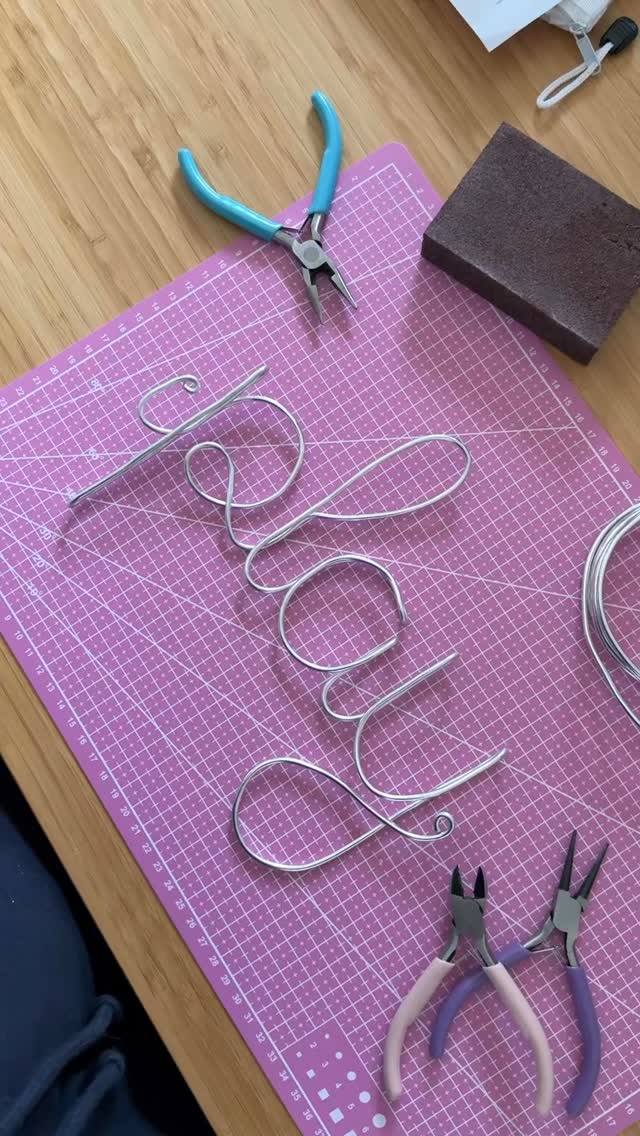 Kdo si tuhle hravou dekoraci uloví jako první?
Originální ručně vyrobený kousek, který krásně doladí každý dětský koutek – dostupný hned, bez čekání na výrobu. Stačí napsat ✨🧸