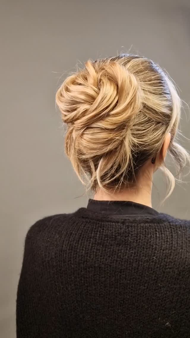 TB naar de cursus die ik mocht volgen bij @beautybyellada 🙏🏻
#hairstyling #cursushairstyling #updo #hairupdo #makeuplook #makeupartist #MakeupArtistDreams #mua #bruidsstyliste #bruidsmakeupartist