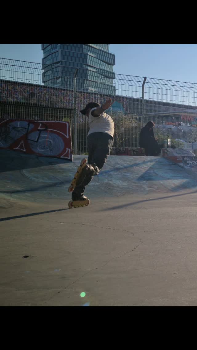 Solo sesh in Shit Dog Spot. Yes, that's the name of the park 🐕
.
.
.
#inlineskatingberlin #wizardskating #rollerblading #berlincity