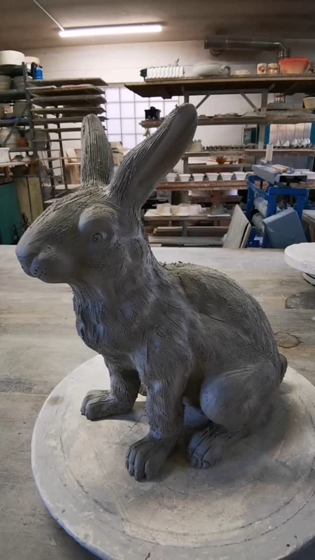 Pâques approche, et comme le veut la tradition en Alsace c'est bien le lièvre qui vient nous déposer les oeufs le matin de Pâques 😉.
Voici un "Osterhaas" (un lièvre de Pâques) en cours de fabrication à l'atelier.
#soufflenheim #alsace #tradition #poterie #alsacemylove #reels #artpopulaire #poterieartisanale #poterieartisanale