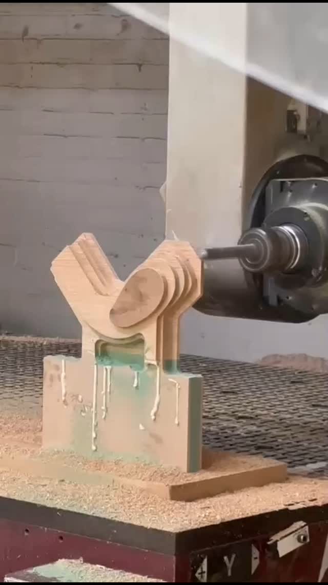 Roughing out some tightly twisted handrails on our #5axiscnc
#oak #handrail #manufacturing #cnc #cncmachining #madeinsheffield #staircase #stairway