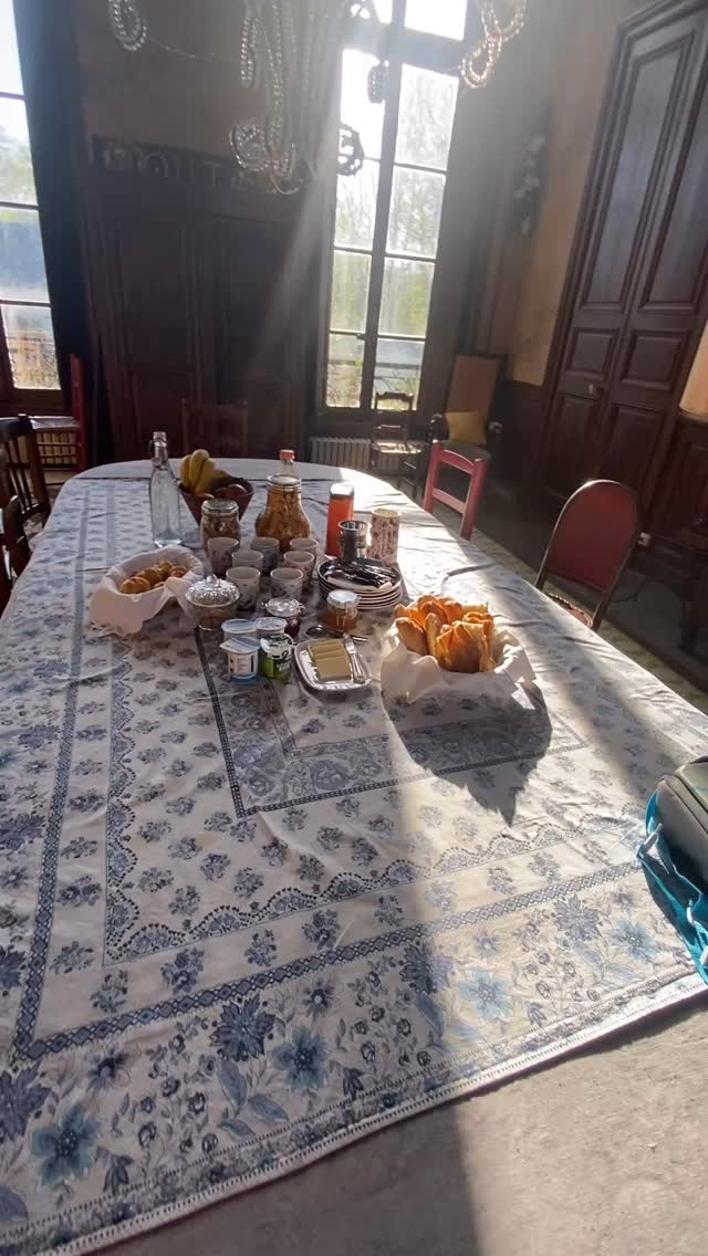 Petit déjeuner de lendemain de fiesta !
Retour des viennoiseries maison et du rayon de soleil
#petitchateaudelabrosse #chambredhote #maisondhôtes