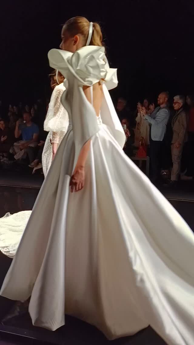 Come sospesi nelle nuvole, gli abiti di @donatellagallo_ fluttuavano sulla passerella di @sisposaitaliacollezioni .
La prima giornata è stata un esplosione di abiti che suscitato le "vere" Emozioni del cuore ❤️.
#sposa #matrimonio #bridaldress #wedding #salento #weddingplanner #puglia #weddingluxury #weddingdesign_puglia