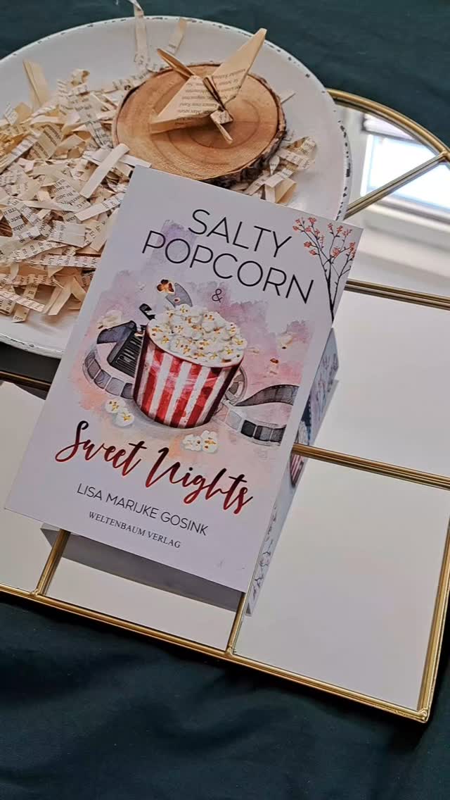 Klappentext:
Das was wirklich zählt, liegt manchmal jenseits der Oberfläche unserer Ambitionen.
Für Hannah ist das Studium in Amsterdam der große Traum, bis sie merkt, dass sie der Nebenjob im Kino glücklicher macht, als es Lehrbücher oder Vorlesungen je könnten. Dylan, der Besitzer des kleinen, an den malerischen Kanälen gelegenen Programmkinos, hat derweil mit einer schwindenden Zahl von Besuchern zu kämpfen. Die zunehmende Anziehungskraft konkurrierender Kinos macht es ihm schwer, seinen geliebten Cosmos Palace über Wasser zu halten. Gemeinsam tüfteln sie an einem Plan für die Rettung des Kinos. Vor der Kulisse gruseliger Horrorfilme, dem verlockenden Duft von frischem Popcorn und dem Nervenkitzel von Halloween-Partys beginnt Hannah zu erkennen, dass ihre Mission weit über das Kino hinausgeht.
Eine herzerwärmende Geschichte und die Erkenntnis, dass eine gemeinsame Leidenschaft die Macht hat, Leben zu berühren, Schicksale zu formen und ein dauerhaftes Vermächtnis zu schaffen, das weit über die Leinwand hinausreicht.
#farbschnittbücher #farbschnittliebe #sprayededgesbooks #romancebooks #liebesroman #weltenbaumverlag #bookstagramgermanyِ #bookstagram #Autorin #Debüt #autorenleben