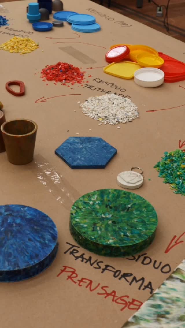 No início de Março, em um dos primeiros dias da DW! Semana do Design de São Paulo, a #maravilixo participou do @vertocarsentir_cmf , projeto que fez parte da programação do @ied_sp em São Paulo.
Foi uma manhã inspiradora com muita troca de conhecimento e experiências e em clima de celebração dos 20 anos do IED no Brasil!
Através de bate-papos, um workshop e uma vivência de uma mini-fábrica circular, abordamos juntamente com a @arte8reciclagem , @novidario e @leo.ceolin o tema da circularidade dos resíduos plásticos, apresentando os avanços e grandes desafios, além de também dar luz sobre a importância de discutirmos o início da cadeia produtiva e não somente o final dela, já que a reciclagem é o último R da Sustentabilidade e não irá resolver, na raiz, o problema da poluição plástica no planeta, caso a produção também não seja repensada.
O design é uma potente ferramenta nesse Repensar e eventos como esse, em espaços educativos e com público jovem iniciando suas carreiras, precisam ser multiplicados cada vez mais!
A maravilixo nasceu com o objetivo de contribuir com a educação ambiental através de vivências teórico-práticas, que sensibilizem o público e desperte o maior número de pessoas para que juntos, enquanto sociedade, possamos seguir na construção de um futuro possível e mais regenerativo!
Agradecimentos especiais a @camada.co e Istituto Europeo di Design - IED Brasil pela realização desse importante evento!
Registros fotográficos e em vídeo por maravilixo, @marcociriacofoto do IED, Novidario e Ver, Tocar, Sentir
#SW2025 #residuosplasticos #reciclagem #repensar #sustentabilidade #educacaoambiental