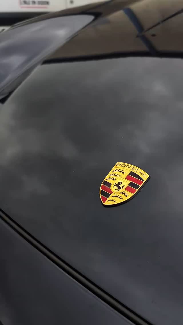 Une voiture de plus de 30 ans , mais avec un charme et une classe intemporelle.
La 993 carrera décapotable a eu droit à un polissage medium et une cire de protection naturelle.
Un entretien du cuir et des supports intérieurs
#porsche #detailing #toulouse #supercars