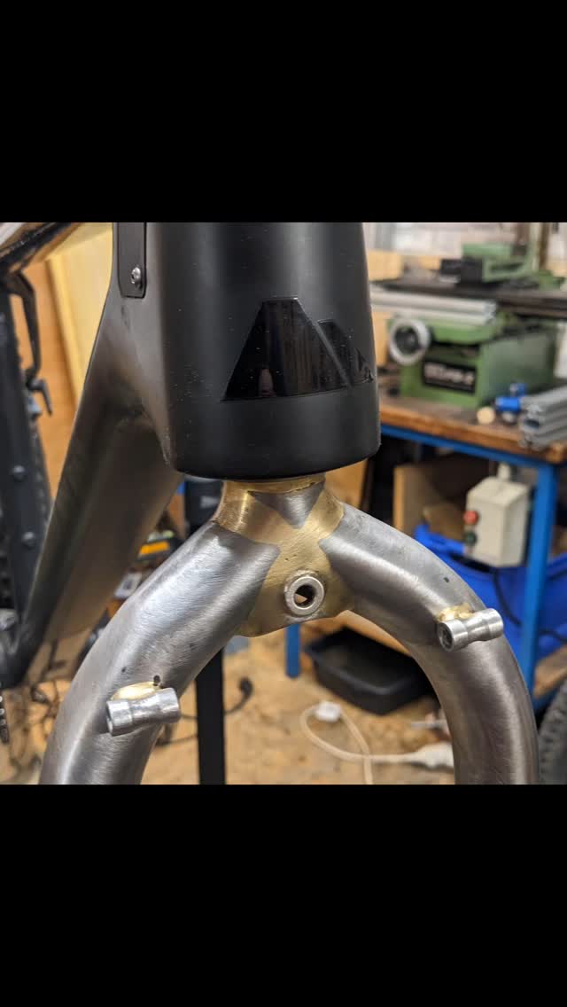 Habillage du T de fourche.
Une pièce en impression 3D permet une continuité entre la douille massive du cadre en carbone et le T de la fourche en acier 🚲
#artisanducycle
#framebuilding
#handmadebicycles
#madeinlorient