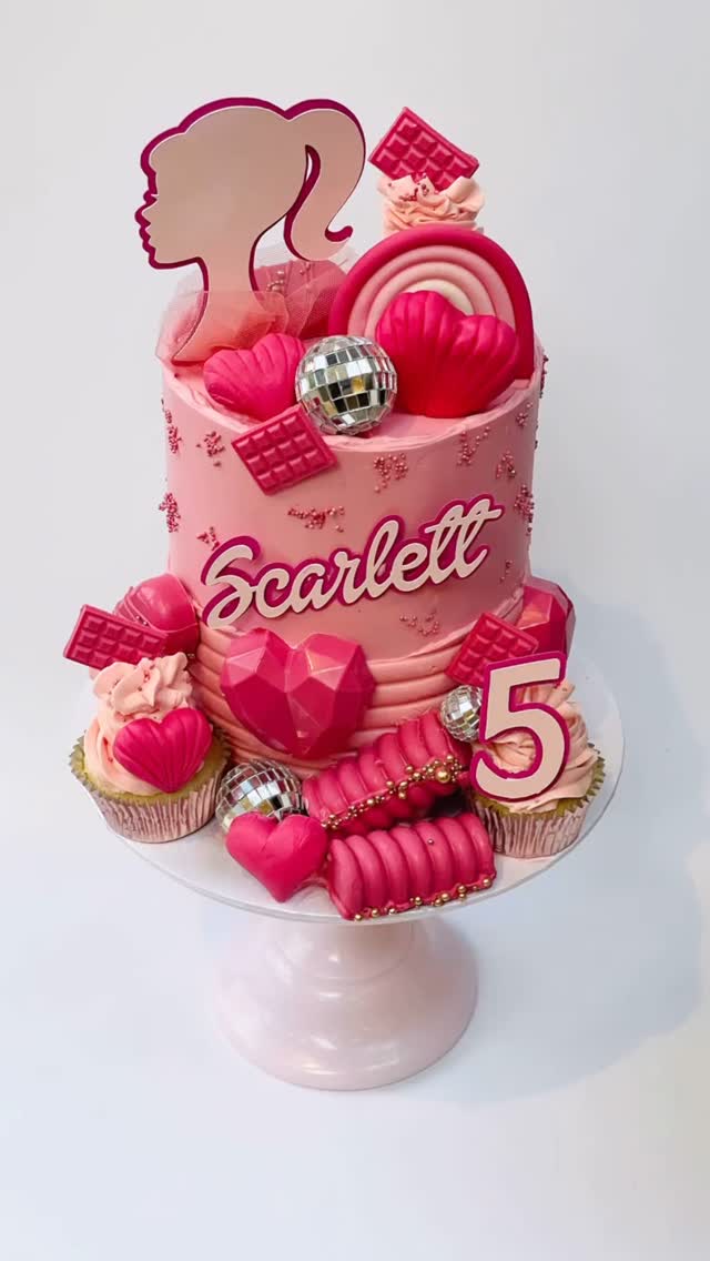 Barbie cake in all its glory! How I wish I had a cake like this when I was a little Barbie fan! I remember each doll and dress that I would get for her was like and dream.. hope little Scarlett has the best day!
#twistedcakesbytia #welwyngardencity #cakedecorating #welwyngardencitymums #stalbansmums #stalbansmums #cakedecoratingvideos #stalbans #stalbans #cakedecoratingtutorials #hertfordshirecakes #cakesofinstagram #barbiecake #barbiefashionistas #barbiemovie #barbiegirl