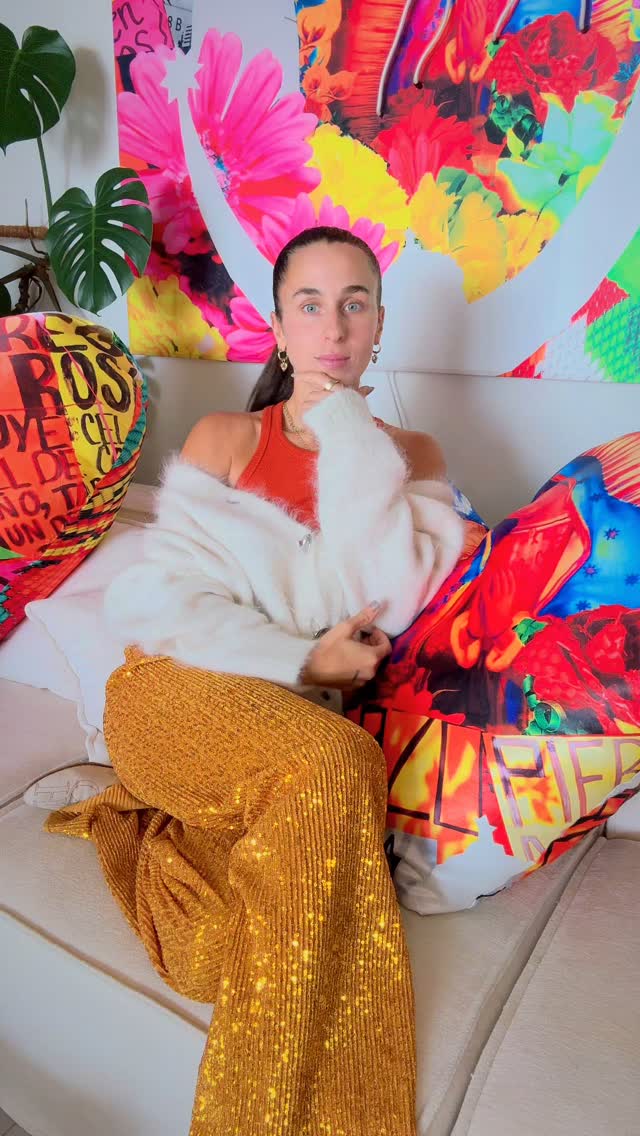 En mi columna “Lo que vestimos, lo que somos y seremos” para @perfilcom reflexiono sobre cómo la ropa que usamos no solo expresa quiénes somos, sino también quiénes queremos ser.
Vestirse es un acto de pertenencia, adaptación o revelación. La moda, más que apariencia, es un lenguaje simbólico que narra nuestras raíces, deseos y transformaciones.
La identidad se negocia y se explora. Y en ese juego, la ropa se vuelve una herramienta para crear significado y ensayar nuevas formas de habitar el mundo.
Vestirse, en definitiva, es contarse.
Y ahora contame,
¿de qué historias te vestís?
#tocreateistobecome #moda #identidad #estilismo #arte #cultura