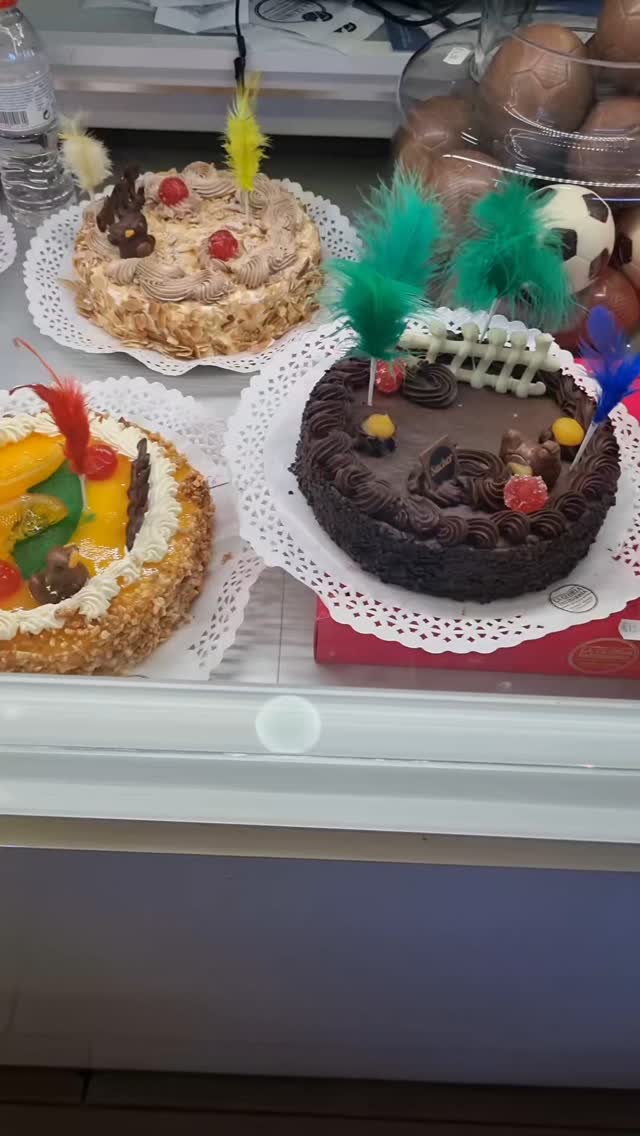 Die "Mona de Pascua" – ein süßer Brauch aus Katalonien!
An der wunderschönen Costa Dorada feiern wir Ostern mit dieser traditionellen Leckerei – bunt, kreativ und voller Kindheitserinnerungen 🐣🍫. Ob klassisch mit Ei oder modern mit Schokofigur – die Mona ist ein Muss! Kennst du diesen Brauch schon?
#monadepascua #costadorada #spanischetraditionen #osterninspanien #catalunyavibes #foodiespain #tortasdepascua #eastervibes #travelspain #cambrils #salou #tarragona #osterferien #osternstehtvordertür #schokolade #mittelmeer #ferienhausvermietung