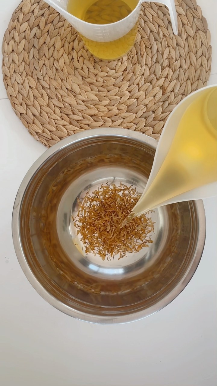 Remember those calendula bars you guys loved so much last spring? Well they’re making a come back, smelling better than ever 😜
Infused with soothing calendula petals, organic chamomile powder, essential oils + an extra gentle formula for those with sensitive skin.
Available on our website in 2 weeks!
.
.
.
.
.
#handmadesoaps #artisansoaps #soapmakingaustralia #essentialoils #vegansoap #naturalsoapmaking #naturalsoap #naturalsoaps #barsoap #natural #naturalskincare #smallbusinessaustralia #veganskincareaustralia #botanicalskincare #madebyhand #cleanbeauty #zerowaste #noplastic #sustainable #ecofriendlypackaging #ecofriendly #australianmade #bodyoil #naturalbodyoil #crueltyfreeskincare #bathoil #giftideasau #giftideas #australianmade