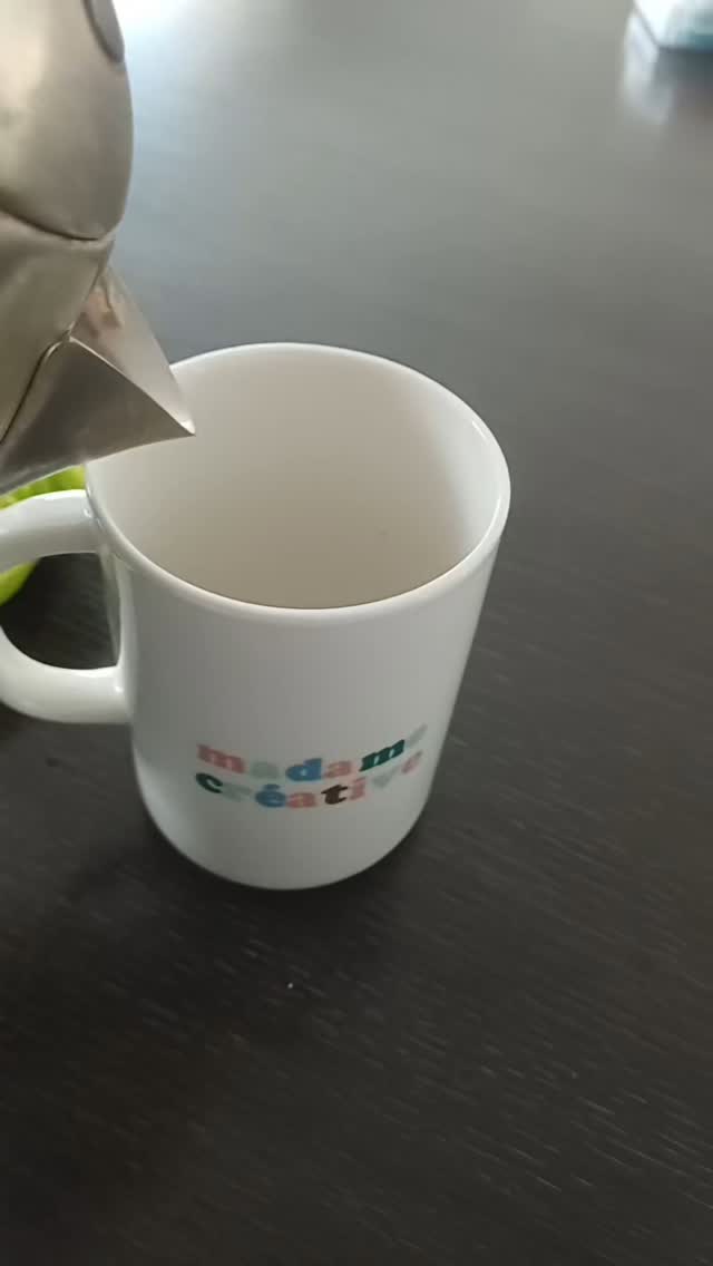 Le verre d'eau chaude le matin à jeun quel intérêt ?
Chaque matin je prends une tasse d'eau chaude. Aussi chaude que possible pour plusieurs raisons :
🔅 nettoyage du foie, le foie à besoin de chaleur pour dégrader les déchets issus de l'alimentation, des résidus cellulaires
🔅 réveil du corps en douceur après une nuit sans hydratation. 80% de liquide composé notre corps il est important de s'hydrater dès le reveil
🔅 meilleure digestion et élimination intestinale facilitée
Variante :
Vous pouvez y ajouter le jus d'1/2 citron🍋 pressé. Veillez à vous rincer la bouche ensuite a l'eau claire car le citron peut attaquer l'email des dents. Le citron va décupler le nettoyage du foie. Le foie c'est un organe intelligent qui a la capacité de se régénérer mais il faut aussi lui donner un petit coup de pouce de temps en temps 😉
Vous pouvez sinon y ajouter 40 gouttes d'extrait de pépins de pamplemousse. Effets antivirales, antifongiques ...idéal si vous souffrez de candidose, champignons, mycose.
▶️ Avez vous déjà essayé le verre d'eau chaude le matin ? Avez vous ressenti des effets sur votre corps ?
Essayez cette habitude pendant 1 mois tous les jours, vous ressentirez des différences sur vos digestions, vos éliminations, vos douleurs digestives...
Et surtout écoutez votre corps 🥰. Le citron pour certaines personnes peut être trop agressif, provoquer un nettoyage trop brutal du foie. Écoutez vos ressentis, votre corps.
🍃 DEVENEZ ACTEUR DE VOTRE SANTÉ🍃 ☀️
#naturopathie #artdevivre #techniquesnaturo #mieuxetre #santenaturelle #changezvoshabitudes #soindesoi #naturopathieauquotidien #respiration #nutrition #alimentationsaineetequilibré #alimentationsante #routinesanté #consultationnaturopathie #maevathoumyrenaturopathie #naturo #naturopathedeuxsevres #vasles #parthenay #deuxsevres #nettoyagedufoie #detoxdufoie