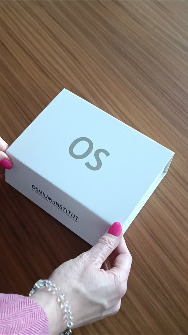 ✨ Megérkezett!
A világ legritkább nemesfémje, az OSMIUM, most már a kezünkben! 💎
Ez a különleges darab nemcsak elképesztően csillog, hanem sorszámozott, tanúsított és egyedülálló kristályszerkezettel rendelkezik.
Ez nem csak egy fém – ez egy új korszak a luxusban, a befektetésben és a dizájnban.
💼 Te készen állsz arra, hogy közelebbről is megismerd?
🔗 További infók: www.osmium.hu
✨ It has arrived!
The world’s rarest precious metal, OSMIUM, is finally in our hands! 💎
This extraordinary piece is not only dazzling in appearance, but also individually numbered, certified, and features a unique crystal structure.
This is more than just a metal – it’s a new era in luxury, investment, and design.
💼 Are you ready to discover it up close?
🔗 More info: www.osmium.hu
#Osmium #Befektetés #Érték #Exkluzív #Luxus #Reels #Unboxing #OsmiumHungary #KülönlegesÉkszer