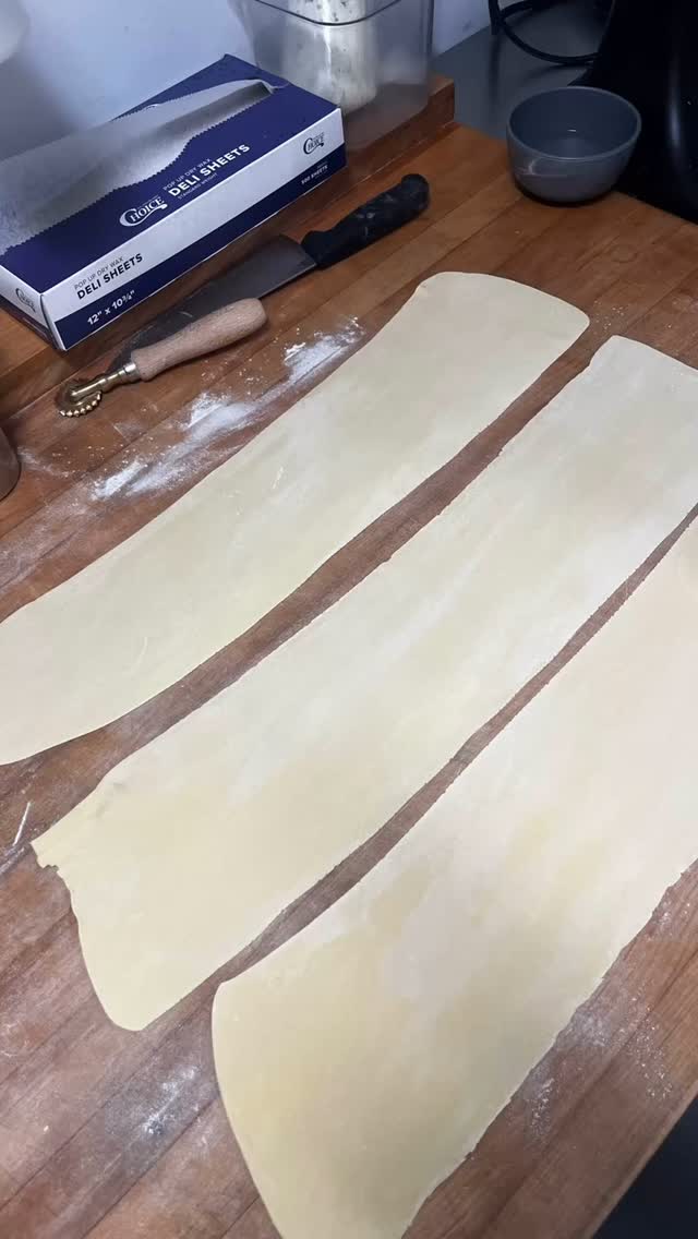 Agnolotti production #fattoamano
🧅 🌱 🧈 🧀