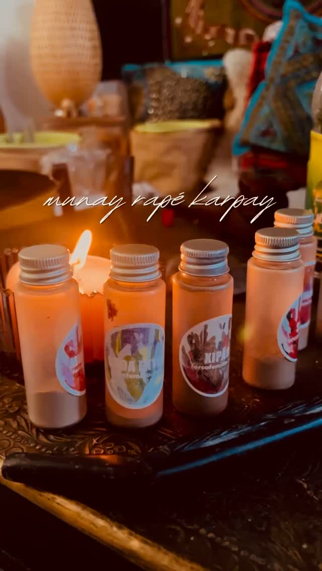 MUNAY RAPÉ KARPAY
Damit es für alle eine gesunde, transformierende Erfahrung sein kann, gibt es wichtige Vorraussetzungen, die man als Zeremonieleiter*in erfüllen muss.
GESCHÜTZTER RAUM
Du wirst eingeweiht in die Kunst des Raum haltens und wirst in Kontakt gebracht mit kraftvollen Helfern aus der mystischen Welt, die dich unterstützen und garantieren, dass deine Zeremonie geschützt und erfolgreich im Dienst der heilsamen Transformation geschieht.
Zudem bekommst du geeignete metaphysische Einweihungen, die auch deinen Körpertempel im Schutz halten.
ENERGIEN ERKENNEN
Wir stärken deine schamanische Sehkraft, um sensibel sein zu können für den Menschen, der zu dir kommt, damit du weisst, welche Energien da gerade in Harmonie gebracht werden müssen.
WAS BEDEUTET HEILUNG
Wir gehen noch mal auf die Basics ein und die wichtige Verbindung zwischen der feinstofflichen und physischen Welt, die es dir ermöglicht die Selbstheilungskräfte deiner Teilnehmer zu stärken, um eine positive Transformation möglich zu machen.
WELCHER RAPÉ FLOW
Du erlernst die verschiedenen Rapé Techniken, die, jede für sich, einen anderen Prozess in Gang setzen.
BEGLEITUNG
Wir besprechen wichtige Themen für eine gute Begleitung während deiner Rapé Zeremonie:
Raum öffnen
Raum halten
Das grosse Ganze sehen - das Thema deines Teilnehmers gut begleiten
schamanische Werkzeuge, die du brauchst
Prozesse richtig einschätzen können
INTEGRATION
Die Zeremonie integrieren und deinen Teilnehmer geerdet verabschieden. 🌿🌿🌿🌿🌿🌿🌿🌿🌿🌿#zeremonie #rapé @forcafeminashop #safespace #heilung #schamanischeausbildung #gesundheit #transformation #liebe