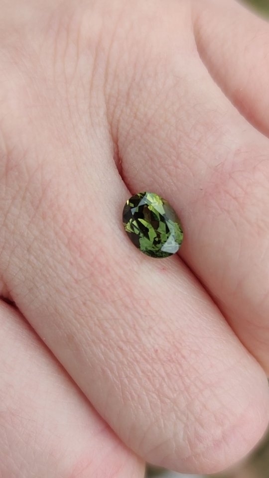 2cts of natural green gorgeousness 💚 excited to turn this beauty into a symbol of love for my clients 🥰
#greensapphire #australiansapphire #ethicallysourced
