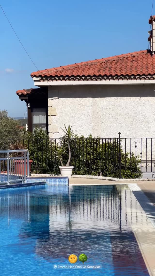 Alaçatının merkezinde bulunan , çarşısına ve sokaklarına yürüme mesafesinde olan İmrenHan otel ve konakları; kargaşadan uzak, odanızın balkonundan Alaçatı manzarasını izleyebildiğiniz ve bahçesinde kendinizi doğanın içindeymiş gibi hissedebileceğiniz yer.🍃☀️
0 ( 232 ) 716 6002
0 ( 539 ) 664 3000
Numaralarından rezervasyon yaptırabilirsiniz.🤍🔔