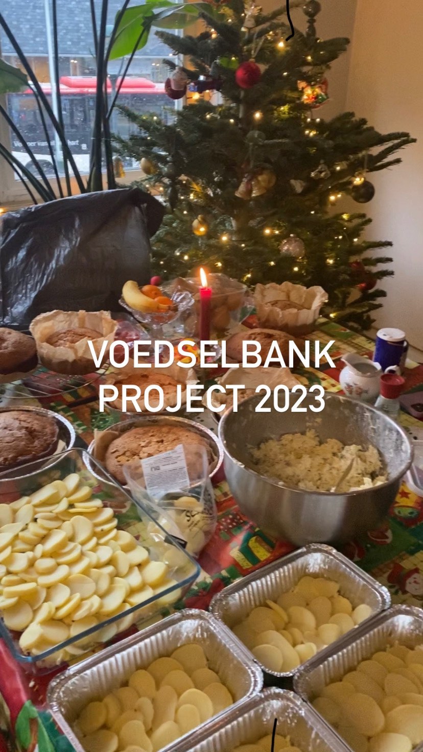 Dankzij jullie donaties (en tassen en cadeautjes van @gutsy.fashion en @itsooak) hebben 10 gezinnen die het financieel niet zo breed hebben uitgebreid kerst kunnen vieren. Dank jullie wel🫶🏼
Ik zit nu al na te denken over een project waarbij we in de zomer mensen blij kunnen maken… Mocht je ideeën hebben, deel ze vooral!
