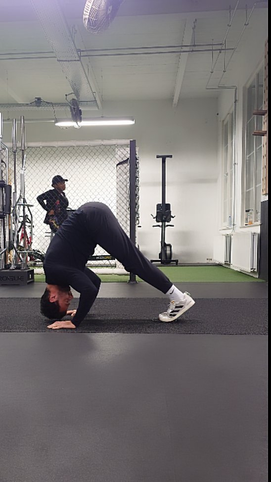 In the wise words of the legendary Bruce Lee, "Be like water" has never been more crystal clear!
Whether you're aiming for more strength, lifting, pulling, or just doing more, mastering your body and controlling every fiber is key. Size doesn't equate to strength—it's a lesson that rings truer than ever!
Whenever I'm with a client during a workout, they often say, "You make it look so easy!"
The secret? Practice until it's no longer a drill, routine, or workout, but a seamless movement. I see it as a fluid motion, letting my brain program my body effortlessly.
So, train to move, flow, and become as shapeless yet powerful as water! 🌊 #FlowLikeWater #BruceLeeWisdom
#calisthenics #prozis