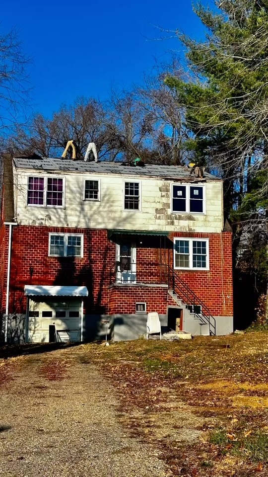 🎅 If you want Santa to visit you gotta upgrade that roof to hold the weight of his sleigh!! Currently preparing this awesome 3 bed / 2 bath home for sale right next door to The Suites at Fort Henry!!! #kingsporttn #motel #motelrenovation #commercialrealestate #mediumtermrentals