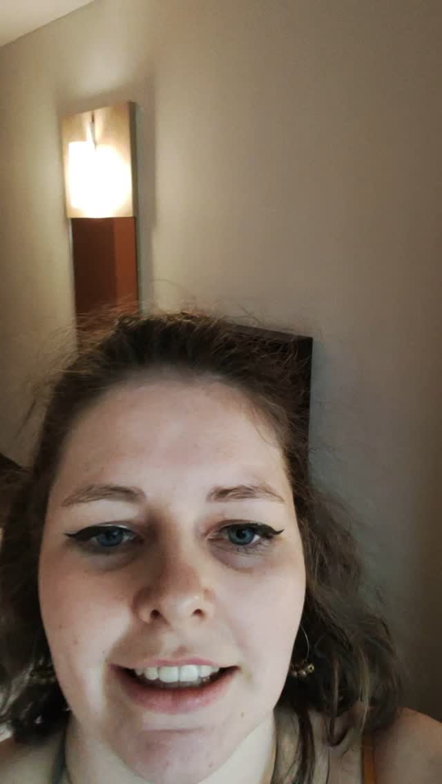 Letzter Tag, gleich geht's zur Abschluss Reflexion mit allen, danach noch kurz was essen und dann morgen zum Flieger.
Gestern war ich noch bei einer Bischofskonferenz, die in Bogotá neben dem Frauengefängnis und der Militärschule liegt, wo wir ein paar Themen besprechen könnten mit 2 Priestern und der ersten weiblichen Abteilungsleiterin (eine Ordensschwester) dort.
Heute ging es dann noch zum verlinkten Berg, wo eine Kirche drauf steht