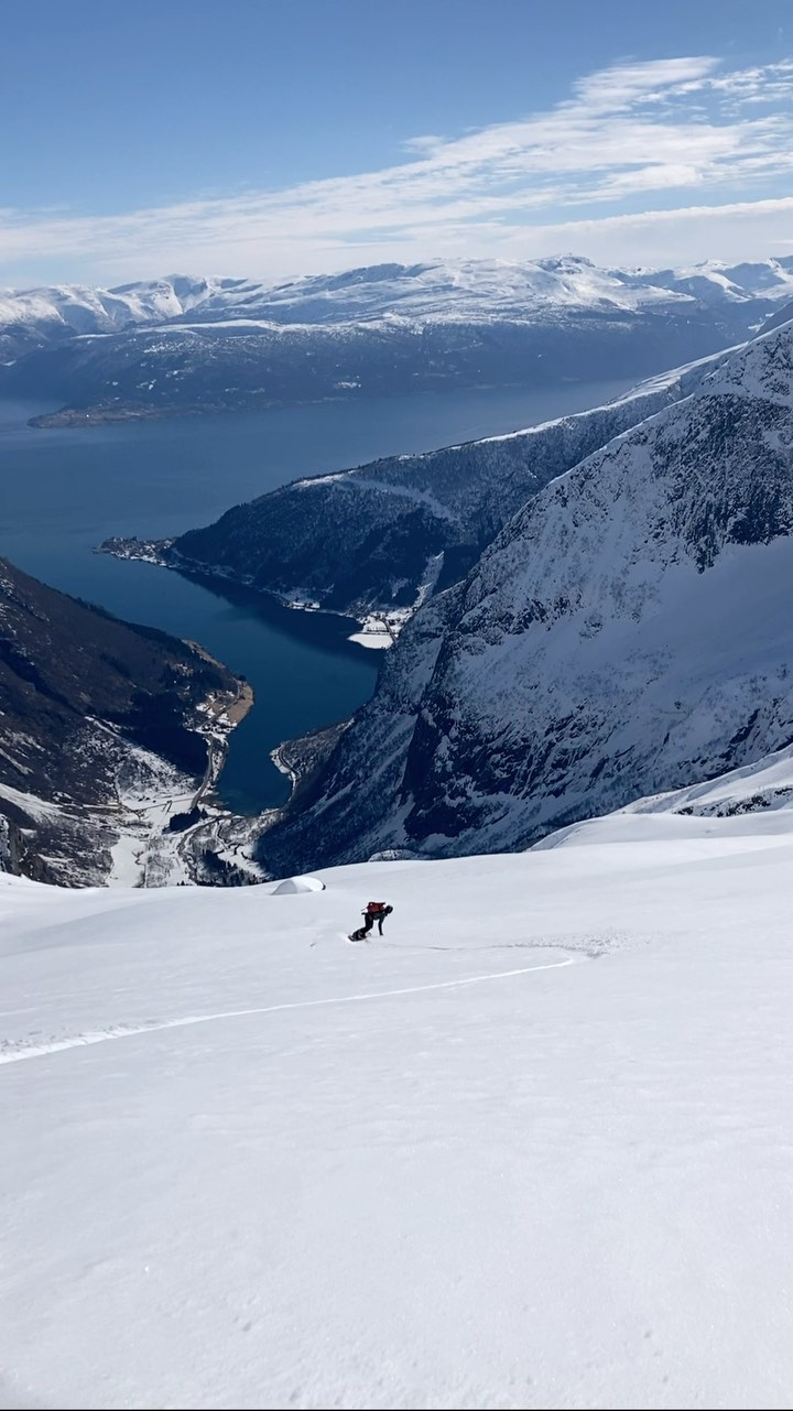 Sogn altså😍
Det er lite som slår komboen god snø og flott natur. Heldigvis så har vi det rett i bakgården! Nå er det bare å vente på den kalde fine tida❄️
#flyytguiding
#sogndal
#visitsognefjord
#nortind
#skivegleder
#backcountryskiing
#topptur