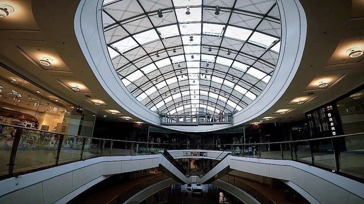 #deckenbanner in 1.000 mm x 4.000 mm, beidseitig bedruckt und für die extra Portion Sicherheit mit vierfach vernähtem Hohlsaum ausgestattet. Die Nutzlast unserer Kederschiene und Abhängung liegt bei 280kg und einer Mindestbruchkraft von 15 kN nach DIN 13414-1
#largeformatprinting #digitaldruck #bannerdesign #deckenbanner #signmaker #shoppingcenter #werbetechnik #mode #style #dekoideen #stahlseil #fahnen #grafikdesign #installation #grossformatdruck #werbebanner #wuppertalmeinestadt #shopping #shoppingtime