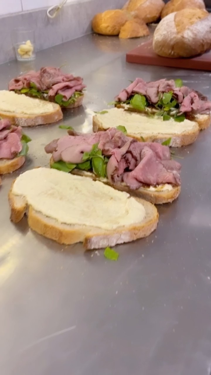 Roast beef - horseradish - onion chutney - cress
With a pinch of salt from the Deli Chef