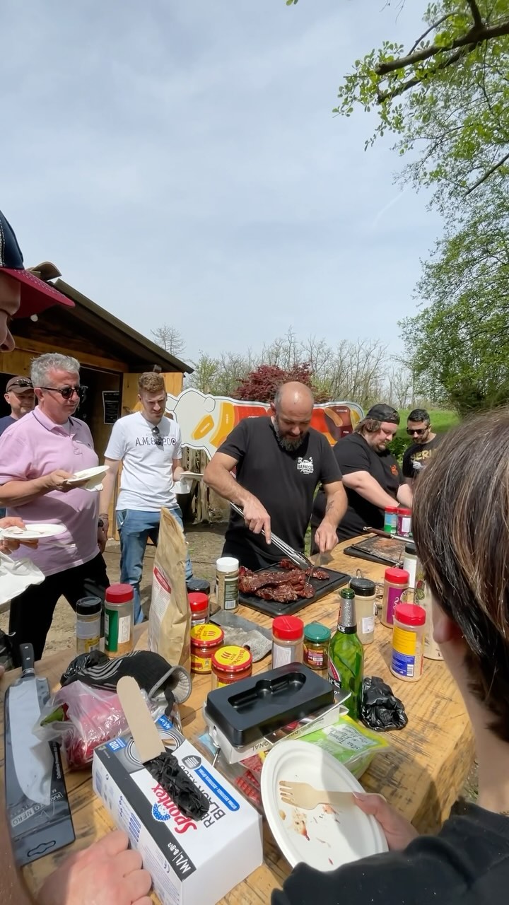 Corsi #Barbecue al Molino
Info e iscrizioni su www.molinosantamarta.it/bbqhub
Tutti i corsi con degustazione sono acquistabili singolarmente, al prezzo di 59.00 e ciascuno di essi include:
🎟️ Accesso al corso in presenza che si terrà nel portico o nel parco dell'Agriturismo @molinosantamarta a Casterno, Robecco S/N.
📚 dispensa con ricette e materiale didattico degli argomenti trattati, disponibile online in formato pdf o epub con accesso riservato.
💬 codice di accesso al gruppo whatsapp dell'Academy: ricette, video, sconti riservati ai corsisti e un luogo per scambiare esperienze e know how.
💰 Gift Card da 15,00 € spendibile presso @labottegadicasterno per l'acquisto di carne e non solo (spesa minima 50,00).
🏅 Attestato digitale di partecipazione al corso
Posti limitati ne.
#bbqhub #corsibarbecue #ostefiamme #molinosantamarta #labottegadicasterno #bbqparadise #aziendaagricolacairati