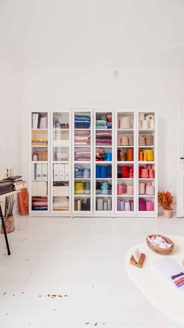 🌈 favorite place 💜
📸 @nantedphotography
#atelier #yarncollection #billybookcase #knitweardesigner #belgischemode #ikkoopbelgisch #sustainableknitwear