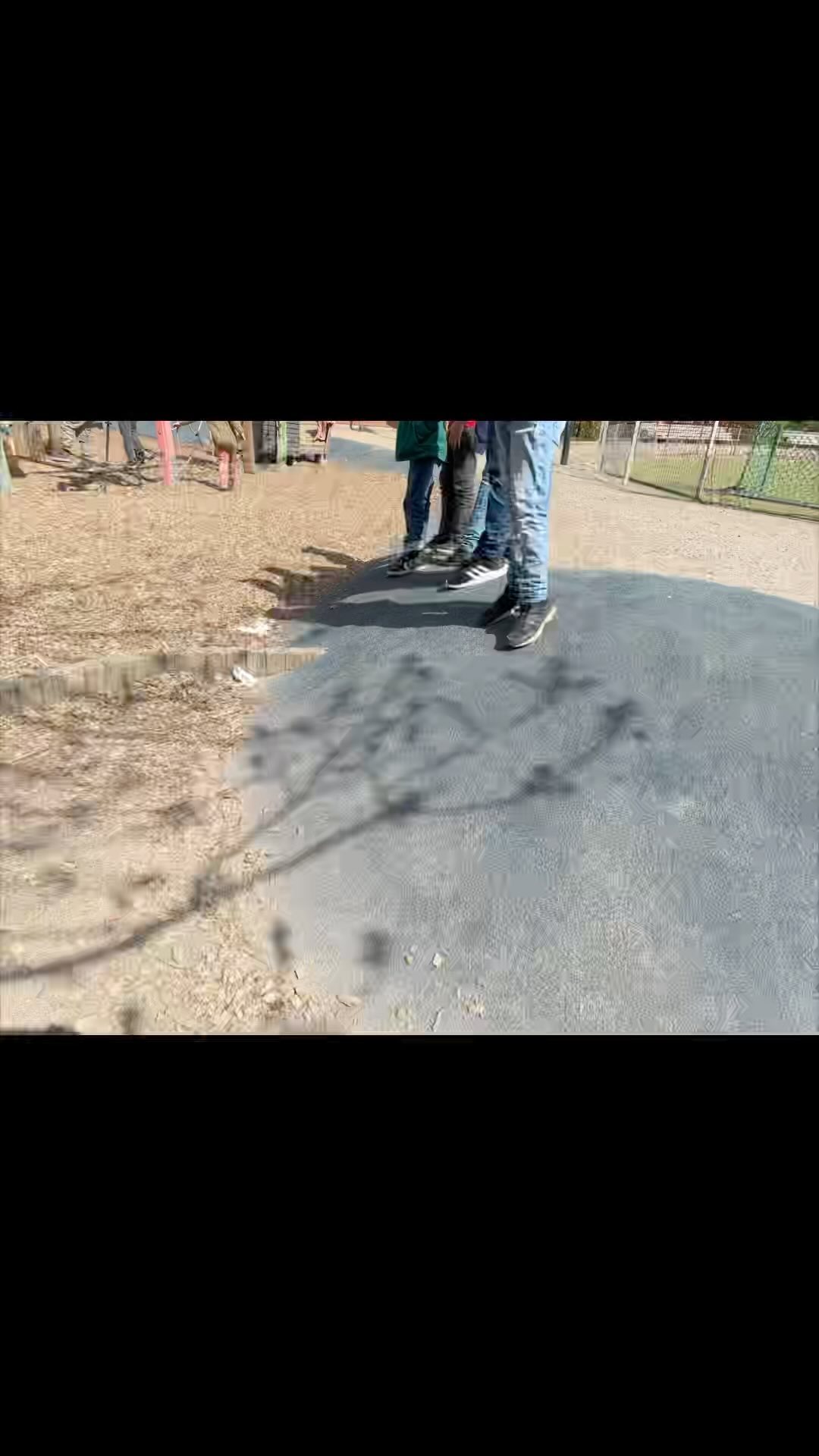 På rasten kan alla skolans elever samlas i Timmis. Ett perfekt tillfälle att leka tillsammans. Här leker barn från låg- och mellanstadiet tillsammans, på lika villkor. ”Vi kör banankull!” (Svårt att förmedla känslan och samtidigt avidentifiera eleverna… ) tänk er synen; 2 elever gjorde Sten, sax, påse. Den ena är en lååång elev i åk 6, den andra går i åk 2 och är hälften så stor. Fint! ❤️