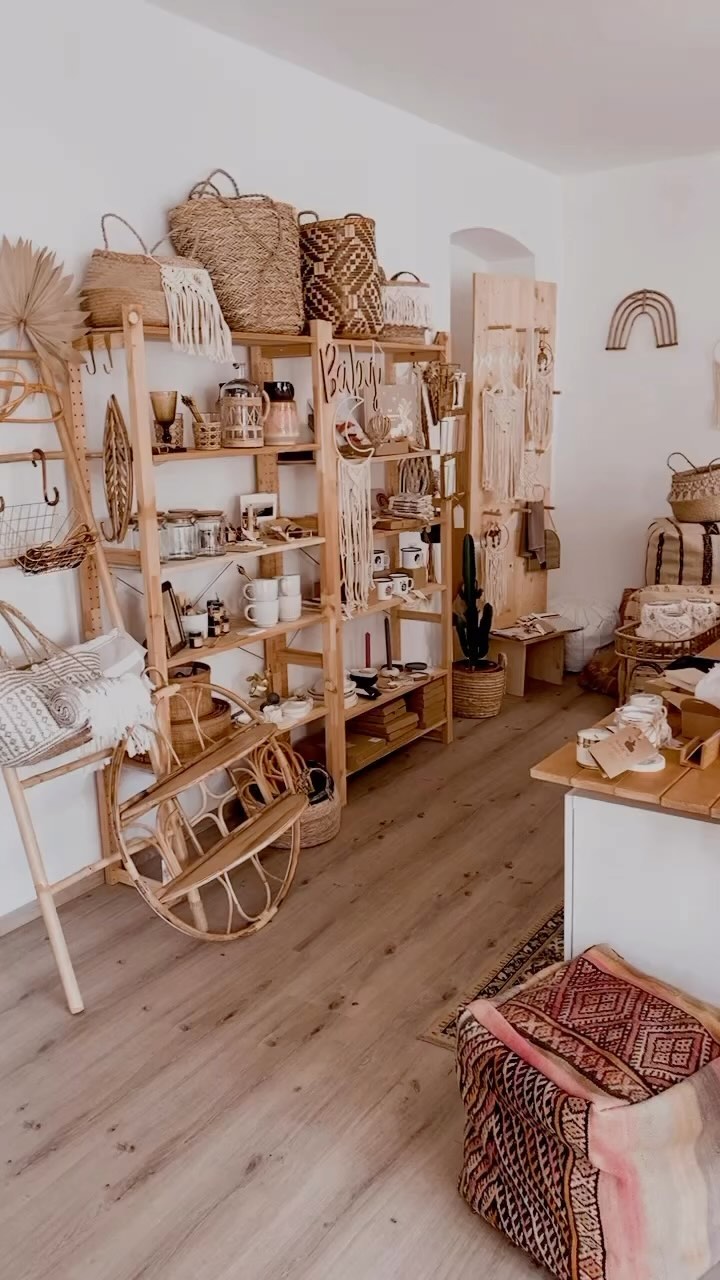 Vorne im Ladenraum vs. hinter den Kulissen 😝
Freitag ist hier Putztag 💪🏻 und es wird aufgeräumt, aber es gibt auch viele Tage, da stapelt sich das Chaos. 🙈 Wer kennt’s?
Startet gut ins Wochenende! Ich schick euch ganz viel Kraft bei allem, was ihr heute noch anpackt. 😊
#fürmehrrealitätaufinstagram #realtime #ladengeschäft #dekoverleih #dekoverleih #bohostyle #businesswoman