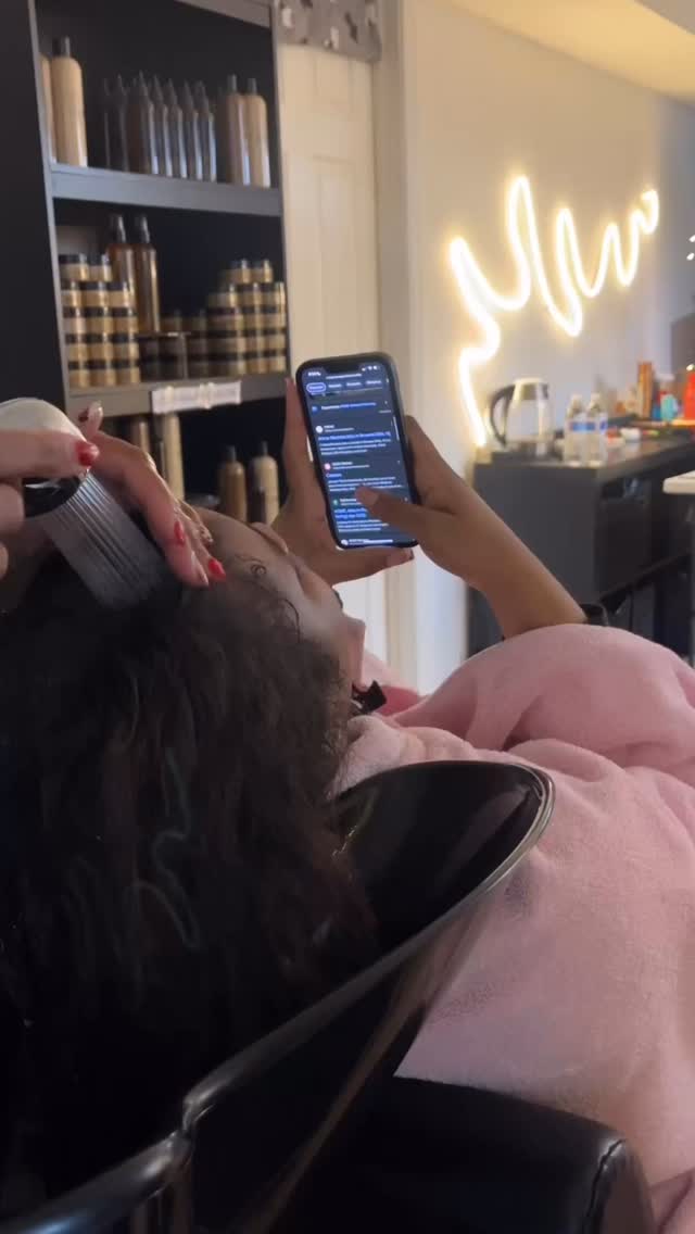 Stay tuned as we bring her hair back!
Featuring:
✨Cookies detoxes & cleanses your hair and scalp without stripping the hair. Contains calcium, potassium and magnesium. Is antibacterial, anti fungal and anti inflammatory.
✨Crème deposits vitamins A, K and C, folic acid, iron, and protein into the hair which are key nutrients for hair growth
✨Invigorator is infused with Bamboo and Horsetail to plump, strengthen & stimulate your hair follicles
✨Honey seals the deal by nourishing your hair and scalp
(Link in bio)