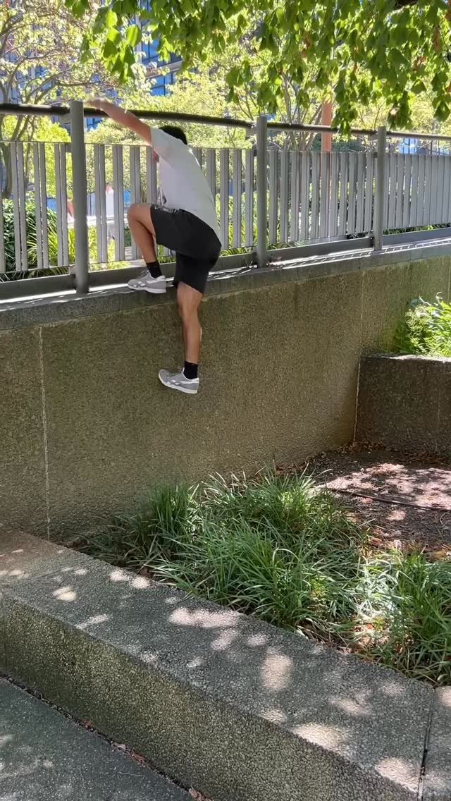 Encore quelques beaux passages de Raph cet été !
Deuxième partie de notre petit best of sur la compète extérieure.
Des skills différents, de la recherche, de l’adaptation… exactement ce qui rend la pratique vivante.
Ces moments de challenge collectif restent parmi les meilleurs pour progresser tout en kiffant la session.
Vous aimez ce genre de défis ? Dites-nous ce que vous aimeriez tester vous aussi !
⸻
#Parkour #OutdoorTraining #ParkourCompetition #MovementChallenge #SkillsSession #PushYourLimits #ParkourCommunity #TrainHardMoveFree #TeamParkour #ParkourLife #ChallengeYourself #MovementCulture #ProgressionJourney