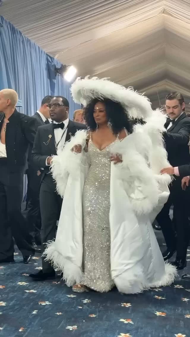 @DIANAROSS STUNS AT THE #METGALA
- Vogue
#MET #THEMET #DIANAROSS #FASHION #STYLE #OOTD #SINGER #MUSIC #MUSICIAN #DIANA #NEW #VIRAL #FYP #ASTHETIKMAGAZINE