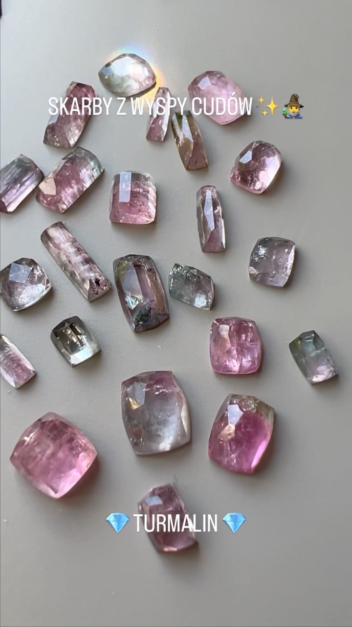 SKARBY Z WYSPY CUDÓW ✨🧙♂️
:::
Dobry dzień! 🌞
Przedstawiam Wam dziś kolejną garść cudnych kamieni, które mogą się znaleźć w Waszym wymarzonym pierścionku 💍✨
:::
💎 TURMALIN cz.II
Do wyboru mamy cudne turmaliny o nieregularnym szlifie rozetowym. Kamienie mają bardzo różne odcienie i kształty ✨
Ceny pierścionków są następujące:
Nieregularne fasetowane rozetowo 5-6 mm
- 1000 zł na obrączce 1,0 mm
- 1150 zł na obrączce 1,2 mm
- 1350 zł na obrączce 1,5 mm
- 1650 zł - 1,5 mm z małym brylantem osadzonym obok w obrączce 💎
- 1950 zł - 1,5 mm z 2 brylantami symetrycznie 💎💎
Nieregularne fasetowane rozetowo 7-13 mm
(Przy czym od 10 mm wzwyż zalecam obrączkę minimum 1,2 mm.)
- 1250-1300 zł na obrączce 1,0 mm
- 1400-1450 zł na obrączce 1,2 mm
- 1600-1650 zł na obrączce 1,5 mm
- 1900-1950 zł - 1,5 mm z małym brylantem osadzonym obok w obrączce 💎
- 2200-2250 zł - 1,5 mm z 2 brylantami symetrycznie 💎💎
Jest też kilka większych pięknych kamieni barwnych i czarnych, które nadają się na wisiory lub duże pierścienie i będą wyceniane indywidualnie👌 (->PM📮)
:::
Cieńsze obrączki mogą być młotkowane lub gładkie (1,5 mm z brylantem tylko gładka), a wykończenie całości mocno szczotkowane, satynowe lub na połysk ✨
Pierścionki na zdjęciach powstały na zamówienie ✏️
Napisz do mnie aby spełnić marzenie i zamówić podobny pierścionek dla siebie lub kogoś bliskiego 🤗📮💍👌✨
:::
.
.
.
.
.
#ilovemyjob #bartoszciba #jewelrydesigner #bartoszcibajewelry #finejewelry #wishcometrue #skarbyzwyspycudów #wyspacudów #ooakjewelry #makeawish #gemmagic #islandofwonder #pierścioneknazamówienie #mineralmagic #magicring #nazamówienie #czarymary #kolorowepierścionki #magicznypierścionek #custommade #minimalistjewelry #perfectimperfection #pierścieńarabelli #myprecious #minimalist #turmalin #turmalinwzłocie #pierścionekzturmalinem