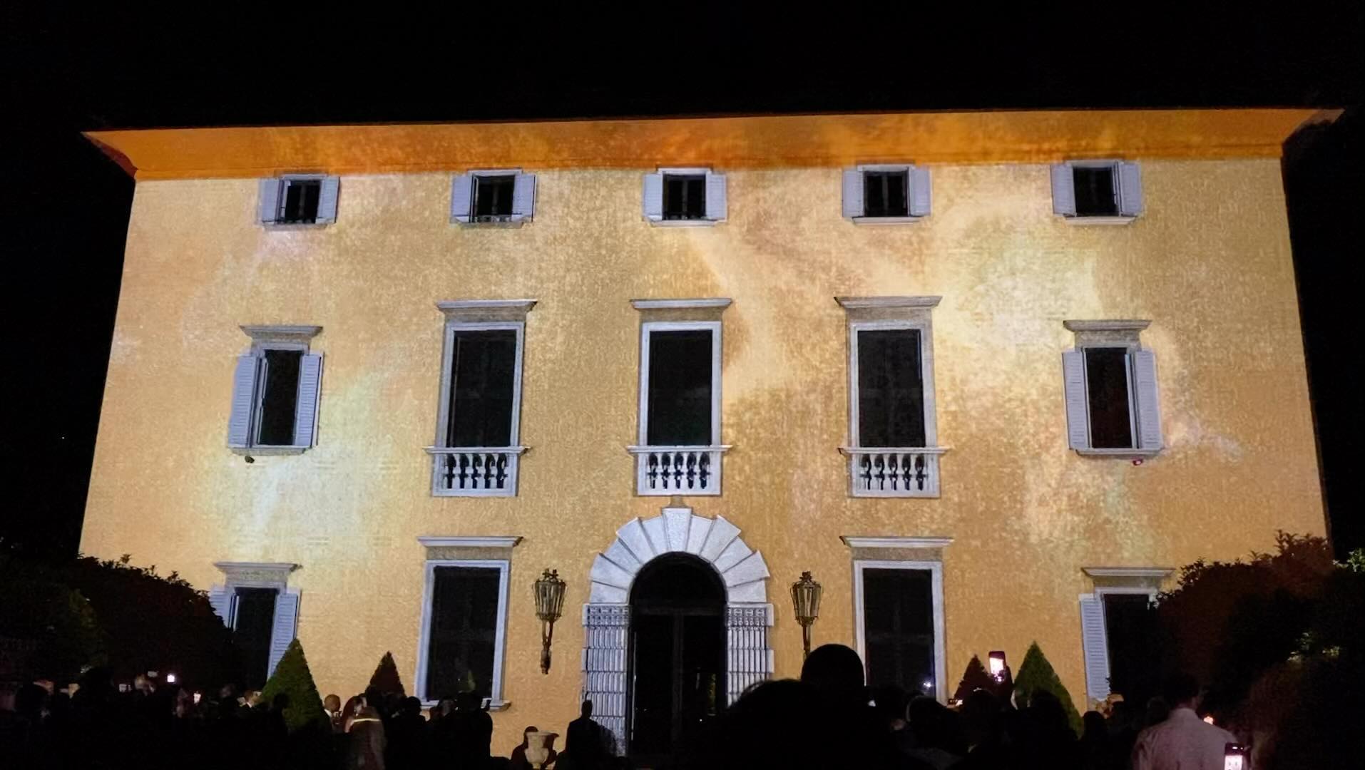 Magnificent arrival of the bride and groom at the end of our mapping show. #comolakewedding #comolake #comolakeitaly #wedding #videomapping #videomapping3d #videomappingshow #videomappingprojection #brideandgroom #bride #beautifulwedding