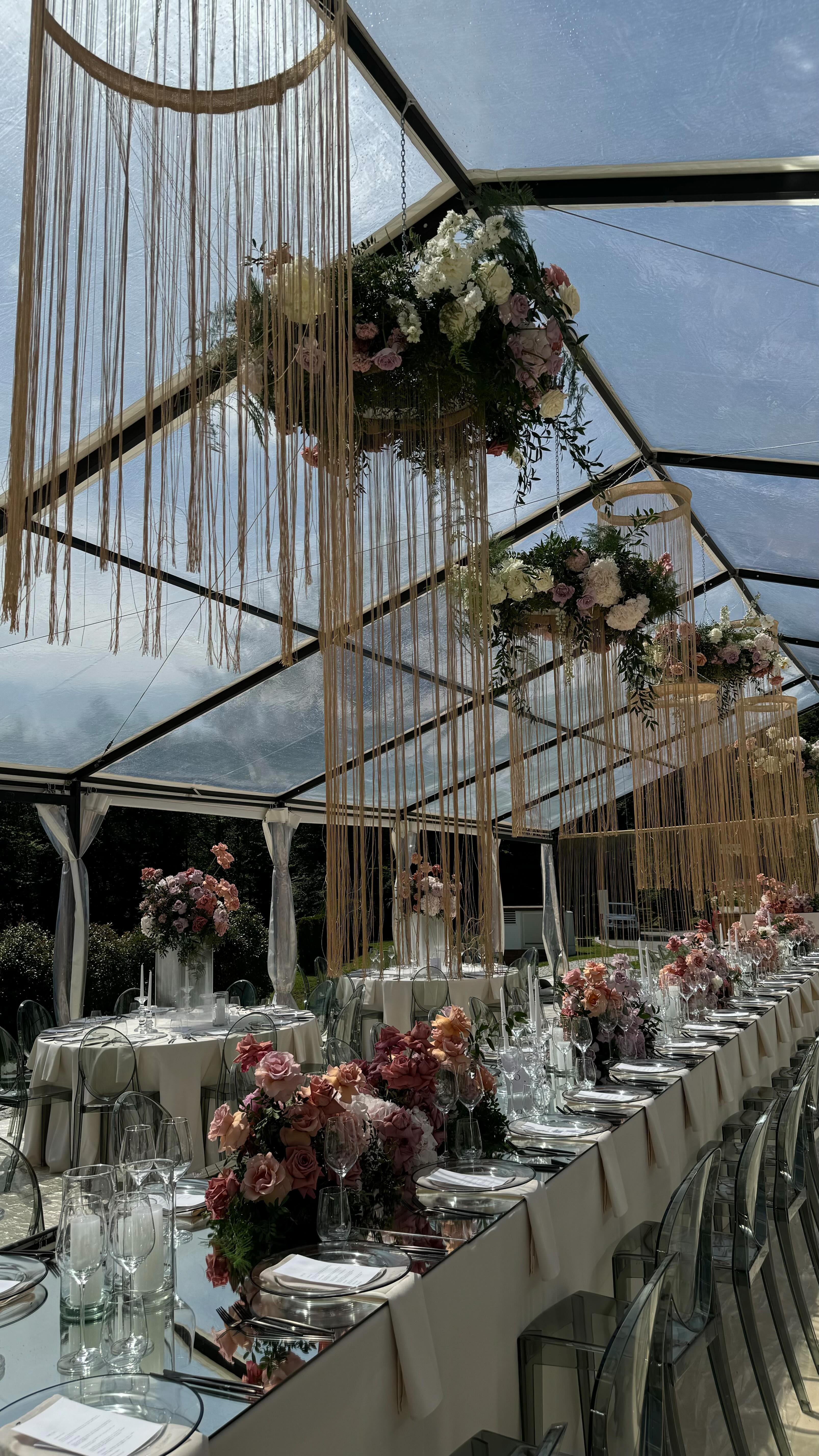 Wonderful Wedding Day 🤍
Auf dem @hoher_darsberg durften wir gestern zusammen mit @anjafreyweddings eine sagenhafte Zelthochzeit floral dekorieren 🤍
Wir sind noch immer ganz doll glücklich mit dem Endergebnis und das Feedback ist auch Mega 🤍
@vonrock.de
#florist #blumen #flowers #lovemyjob #lifeyourdream #passion #wedding