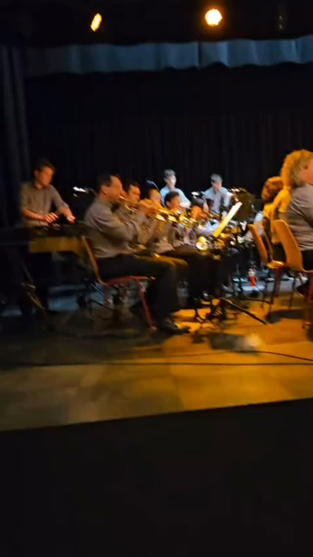 Vanmiddag waren we als harmonie aanwezig op het bevrijdingsfestival in Wanroij. Hier speelde we onder andere de toepasselijke werken Soldaat van Oranje en Hymn To The Fallen🇳🇱 Maar daarnaast blikte we ook nog even muzikaal terug op het WMW met Coldplay👆🏻