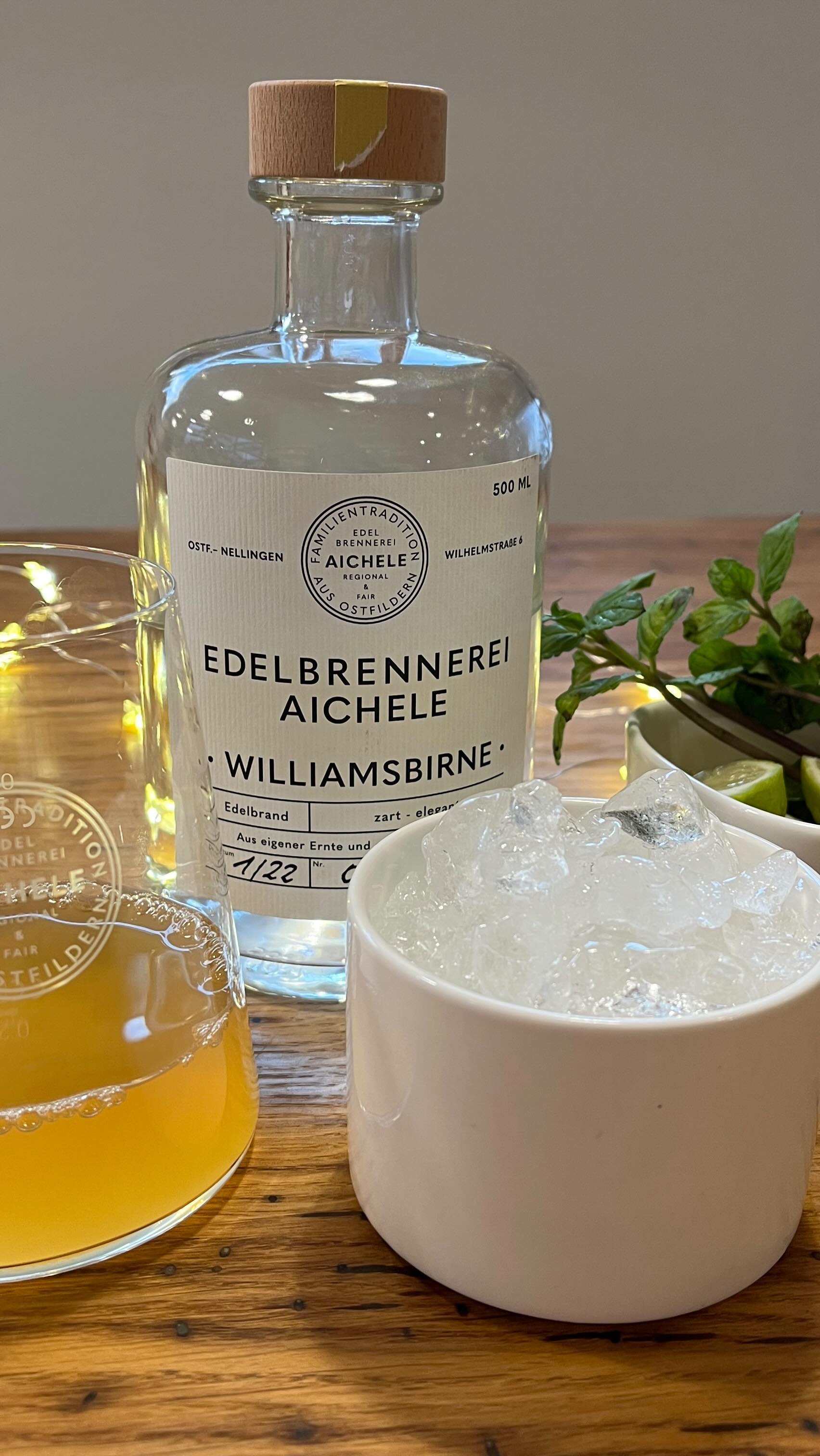 APFEL MOJITO
Wir haben wieder einen tollen Cocktail für euch probiert und hoffen ihr findet die Idee genauso gut wie wir!
Ihr braucht hierfür:
• 4cl Williamsbirne
• Apfelsaft
• 1 Limette
• Minze
• Crused Ice
#EdelbrennereiAichele #cocktail #mojito #apfelmojito #williamsmojito #ostfildern #lecker #prost #williamsschnaps #zumwohl
