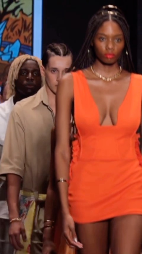 Essa marca aqui, lembra que é negra e linda todos os dias. Um salve ao povo de cor que por aqui passa, consome e vibra e a todos os aliades, também!💚 
Eu pensei muito antes de enviar esse vídeo que as queridas @nadiaenidia fizeram. Eu nunca estive tão eu nesta vida, nua de emoções, pensando agora acho que foi até um privilégio. Não me importou o que seria dito.
@gelbh 💚
@gabguimaraes 💚
@felipe.piragibe 💚
@bymarcellocosta 💚
Ao @pborgesj um axé agradecido, cheio de amor por sua existência. 
💚 Toda equipe do @spfw