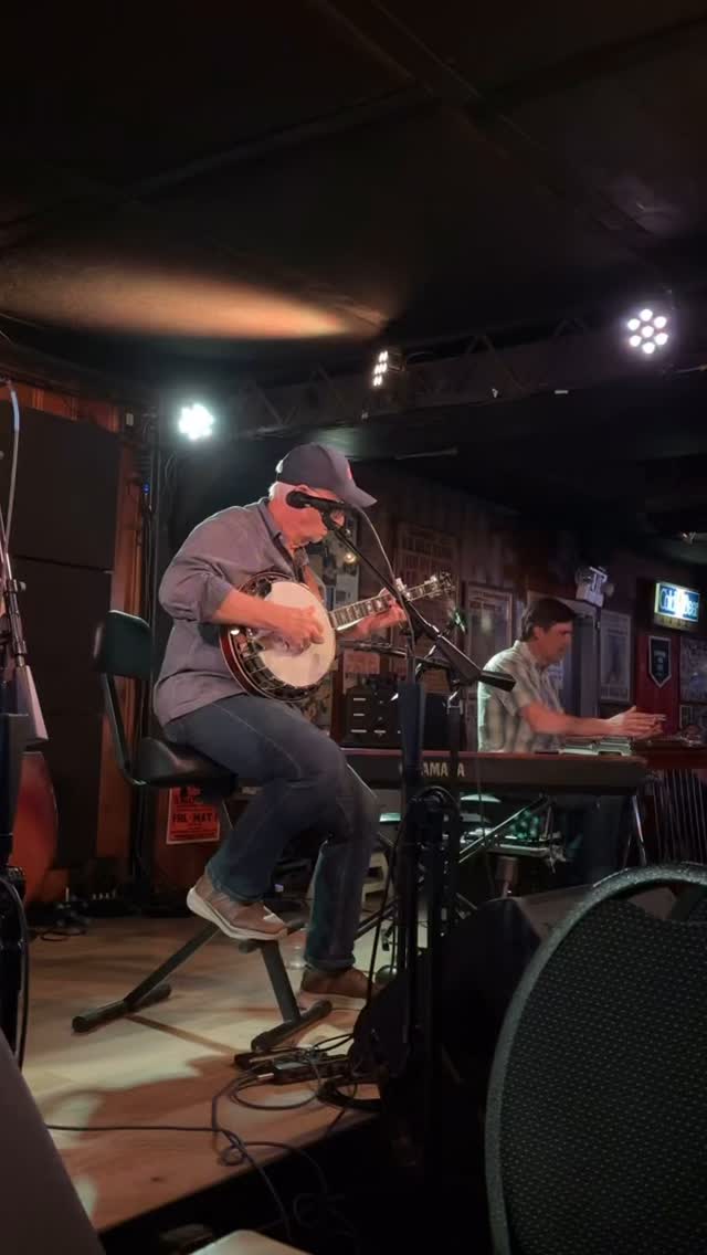 God damn this is what you get on a Monday night in Nashville with country legends….