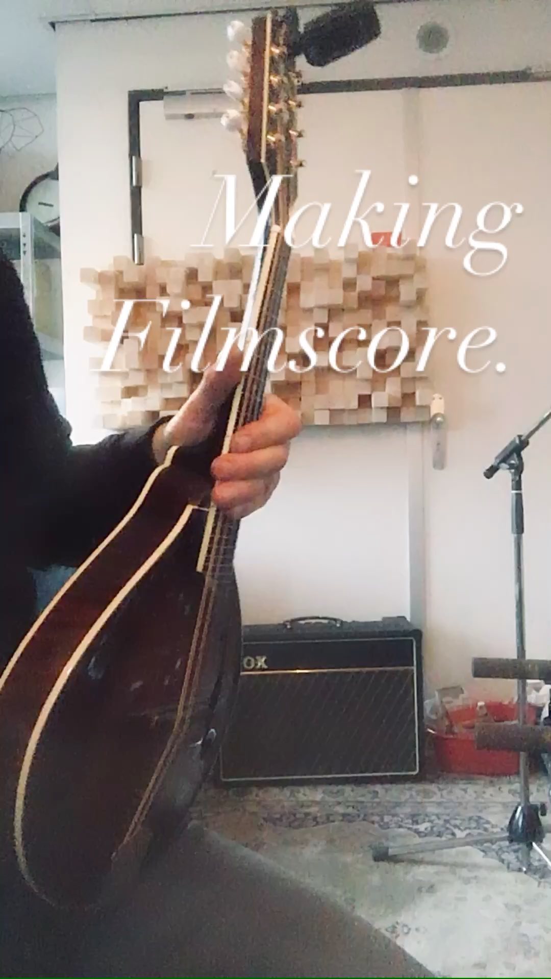 Een #filmscore maken is net puzzelen. Elke keer voeg je een laagje toe. Tot de sfeer helemaal klopt bij het beeld. En het maken van al die laagjes is geconcentreerd werk. Kijk hoe serieus ie kijkt!
#wolvenplein #utrecht #mandoline #recording #studio #filmmuziek #schoepsmicrophones #universalaudio