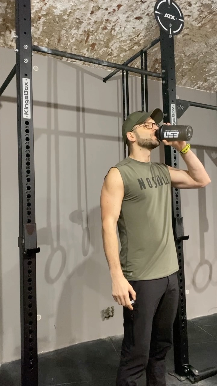 Oberkörper-Krafttraining
Heute stand wieder Power für den Oberkörper auf dem Plan! 💪 Bankdrücken war noch nie meine Stärke – aber das wird sich dieses Jahr ändern! 😎 Danach ein paar Bizeps Curls und natürlich dürfen Push-Ups in keinem meiner Workouts fehlen!
Weiter ging’s mit einem 10-Minuten-EMOM für die Pull-Ups: 4 Wiederholungen pro Minute. Schaffe ich alle 10 Minuten sauber, kommt beim nächsten Mal eine Wiederholung dazu – Progression ist der Schlüssel!
Besonders happy bin ich, weil mein rechter Rundmuskel endlich wieder schmerzfrei mitspielt. Deshalb habe ich heute bewusst mit wenigen Wiederholungen gestartet – und es lief perfekt! 🥳
Step by step – auf dem Weg zu mehr Kraft! Wer von euch trainiert aktuell auch an seinen Pull-Ups?
Danach machte ich noch eine meiner liebligs Bauchmuskelübungen - Strict Toes to Bar (die hab ich aber leider vergessen aufzunehmen 🫣)
#hs_training #functionalfitness #functionaltraining #hybridtraining #personaltraining #neverstopcompeting #sportvienna #gesundeswien #fitness #fitnessmotivation #benchpress
#pullups #pushup #bizepstraining #fittness #Krafttraining #OberkörperWorkout #Bankdrücken #EMOM #Progression #Muskelaufbau #FitnessLifestyle #TrainHard #StrongerEveryDay #FitAb40 #NoExcuses #GesundUndStark