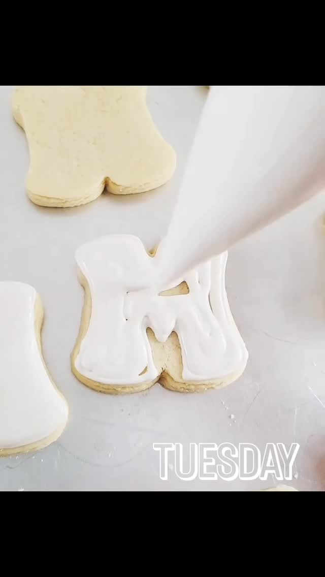 Are you ready for Sunday? This is your friendly reminder you mom or those amazing women in your life deserve something special this weekend. Don't say I didn't remind you 🤣🥰
#mom
#mothersday
#mothersdaycookies
#cookies
#cookielady #royalicingcookies#cookiedecorating#cookiedecorator#safetyharbor#tarponsprings#dunedin#palmharbor#tampa #clearwater #localbaker#cookiesofinstagram