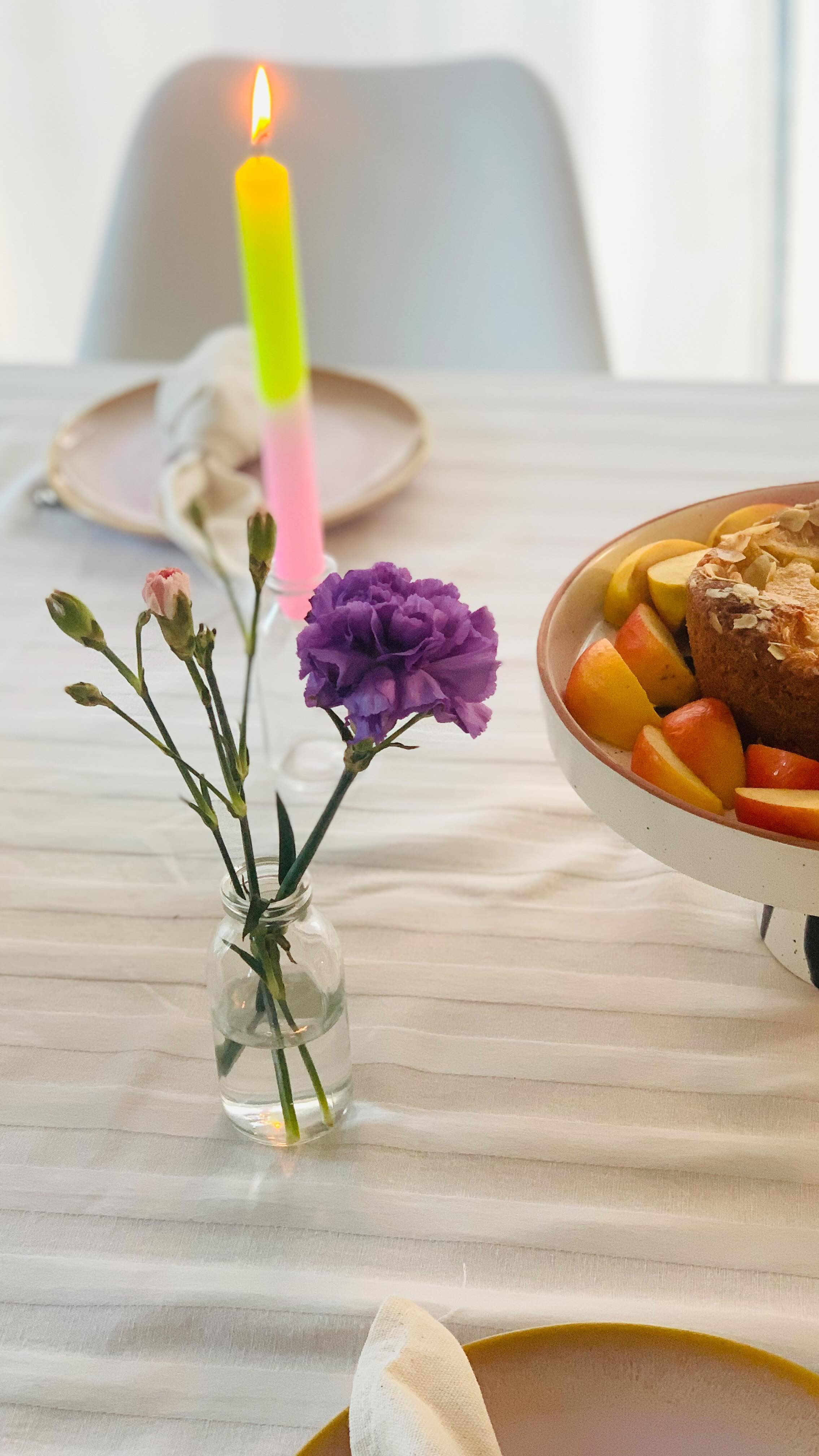 Happy Friday🤍🎉
Mama ist da, Kaffee und Kuchen auch🙌🏻 Für die mit Vorsätzen gibt es Apfelstücke🤣🍎🫶🏻
Kommt gut ins Wochenende🤍
#happyfriday #coffeetime #familytime #tablesetting #coffeelover #interiordesign #interior #interiør #diningroom #diningroomdecor #interior123 #schönerwohnen #solebich #einrichtungsideen #inneneinrichtung #colorfulliving #colorfulhome #interiorandhome #interiorandliving