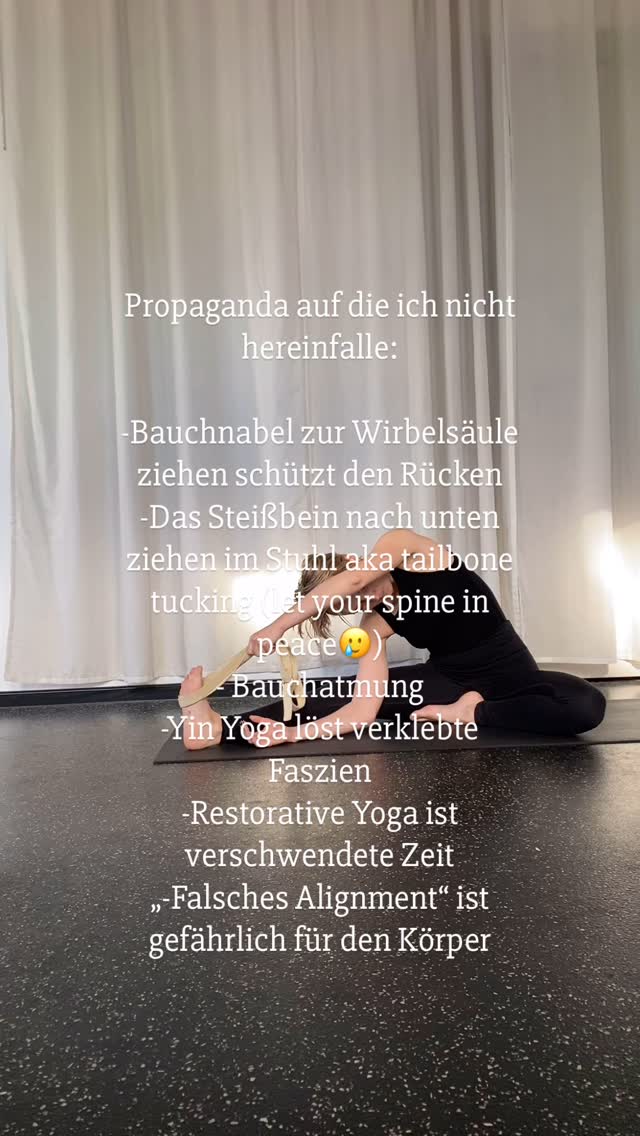 Die Wirbelsäule hat mehrere Kurven und das IST GUT SO 🥲
„Tailbone tucking“ wird oft in Rückbeugen verwendet oder zum Beispiel in der Stuhlhaltung.
Oft ist die Idee dabei die Wirbelsäule „zu verlängern“ und mehr Stabilität in die Körpermitte zu bringen.
Wenn das jedoch das Ziel ist, gibt es andere Ansagen, die potentiell mehr dadrauf abzielen, dass Leute tatsächlich ihre Körpermitte stabilisieren - dazu kann man zum Beispiel wunderbar mit der Fußmuskulatur arbeiten, oder die vorderen Rippen mit der Ausatmung nach innen ziehen.
Das hat zusätzlich den Vorteil, dass man dann weiter mit einer dreidimensionalen Atmung arbeiten kann, in der sich der Brustkorb (nicht der Bauch!) kontrolliert in alle Richtungen ausdehnt und wieder in sich zusammen zieht - das fördert auch die Mobilität in der Brustwirbelsäule.
Was würdest du noch mit aufnehmen ?🙂↔️
#yogamyths#yogamythen#yogateacher